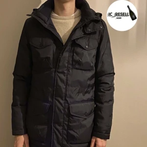 Jlindeberg jacka - Tja, säljer nu min feta jlindeberg jacka. Skicket på jackan är 9/10. Den är i storlek S men passar större. För fler frågor och funderingar är det bara att höra av sig. // IC_RESELL