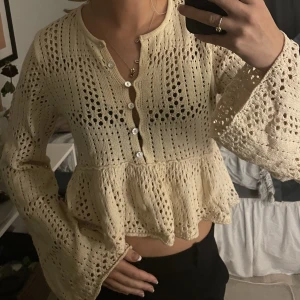 Beige/gul virkad topp - Beige/gul virkad topp från zara med vida armar, volang och knappar