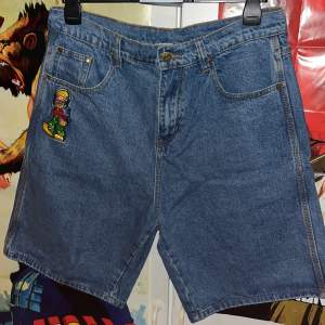 säljer dessa näst intil helt oanvända butter jeans shorts. bara att skriva om det finns frågor 🔥