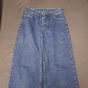 Fina high waisted jeans från sheini sorlek M köpta 2 år sedan fast de var inte riktigt min stil använda få gånger ungeför 5 gånger