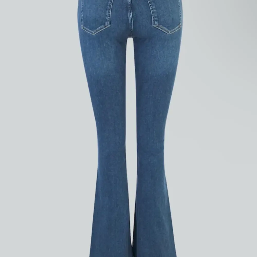 Jätte snygga jeans från bikbok som inte kommer till användning längre. Är sparsamt använda men har inga defekter. Hör av dig för fler frågor.. Jeans & Byxor.