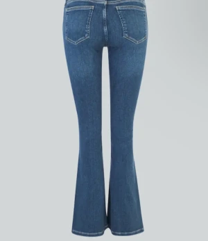 Snygga jeans  - Jätte snygga jeans från bikbok som inte kommer till användning längre. Är sparsamt använda men har inga defekter. Hör av dig för fler frågor.