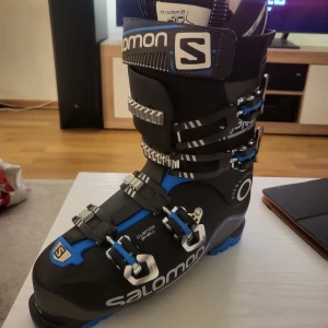 Salomon xpro 120 energyzer storlek 28,5 - Helt nya pjäxor från salamon köptes för ca 5000 säljes pga att jag gått över till snowboard 