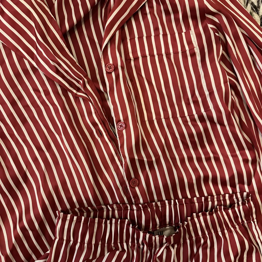 Hej säljer detta pyjamas-set i superfin röd & vitrandig färg. Silkes material så det är så lent & skönt att mysa rundor i hemma eller perfekt när man ska sova då man inte blir för varm utan materialet är lätt. . Skjortor.