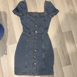 Jeansklänning  - Säljer min fina jeansklänning som är precis som ny 