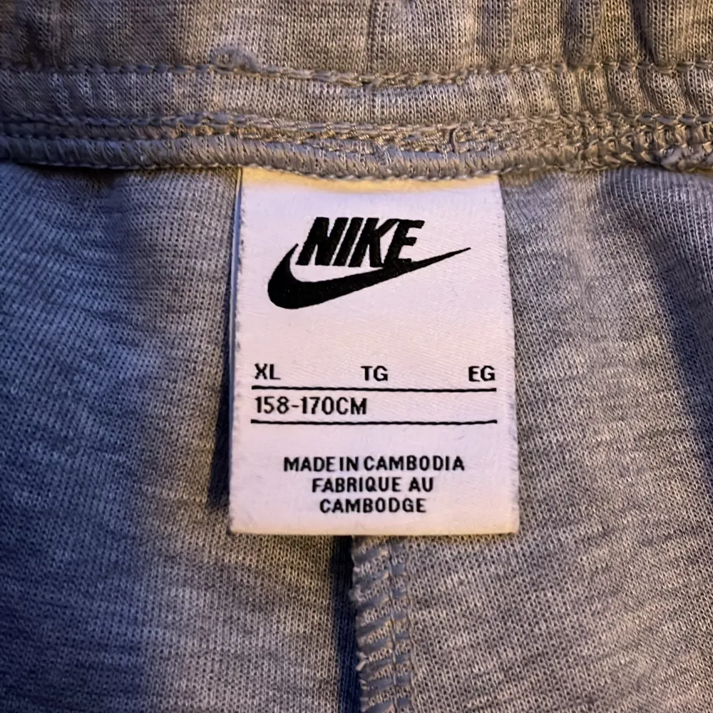 Ett par sköna Nike tech byxor 10/10 skick nästan aldrig använt, säljer pga att dom inte är min stil längre. Jeans & Byxor.