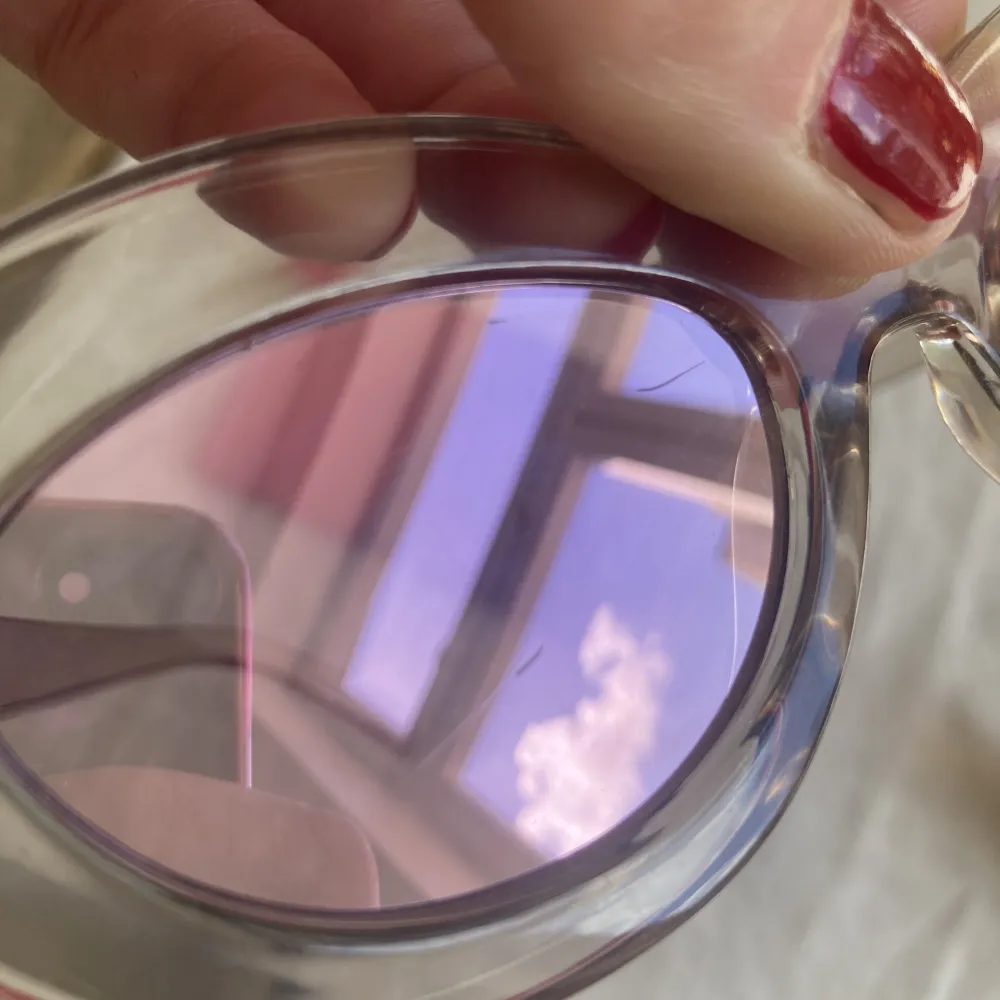 Retro-aktiga solglasögon från Le Specs. Sparsamt använda men har en liten repa på ena glaset (bild 3) dock inget som syns när man har dom på. Supercoola med reflekterande rosa glas. Kommer med originalfodral. . Accessoarer.