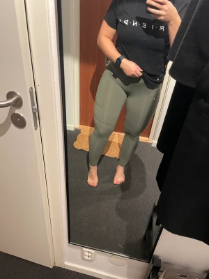 Träningstights med fickor - Soc träningstights med fickor på båda sidorna