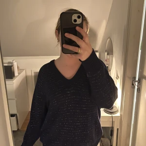 Stickad tröja - Säljer denna jätte snygga stickade tröja med glitter i sig. Den är köpt second hand. Den är i bra skick sen jag köpte den är den använd max 6 gånger. 