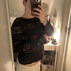 Spets tröja - Säljer denna jätte fins spets tröja. Köpt second hand men aldrig använd av mig. Den är från hm. Den är i bra skick. Skriv vid fler bilder eller frågro