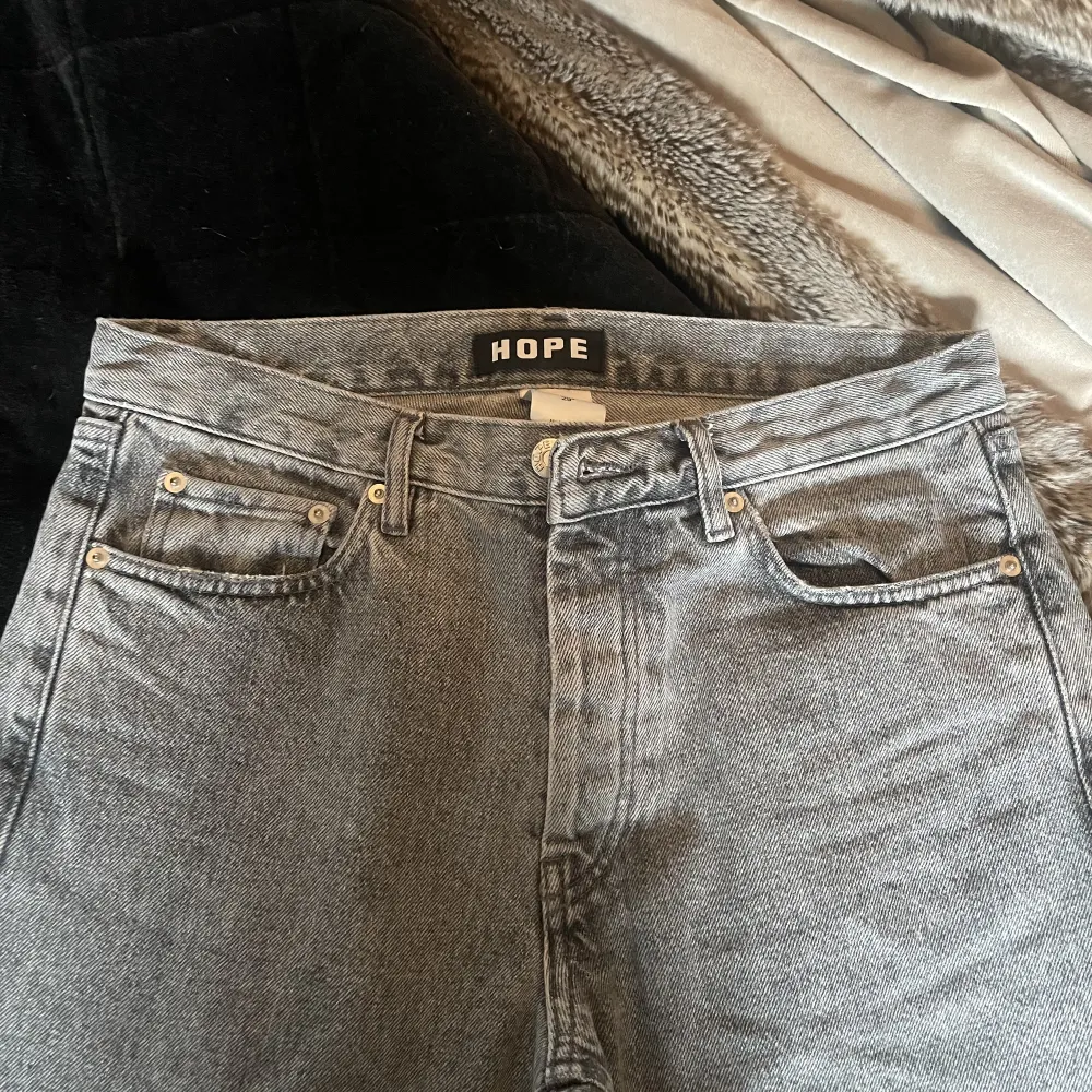 Gråa hope jeans i storlek 29. Sällan använda  . Jeans & Byxor.