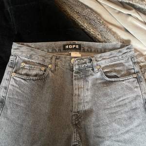 Gråa hope jeans i storlek 29. Sällan använda  