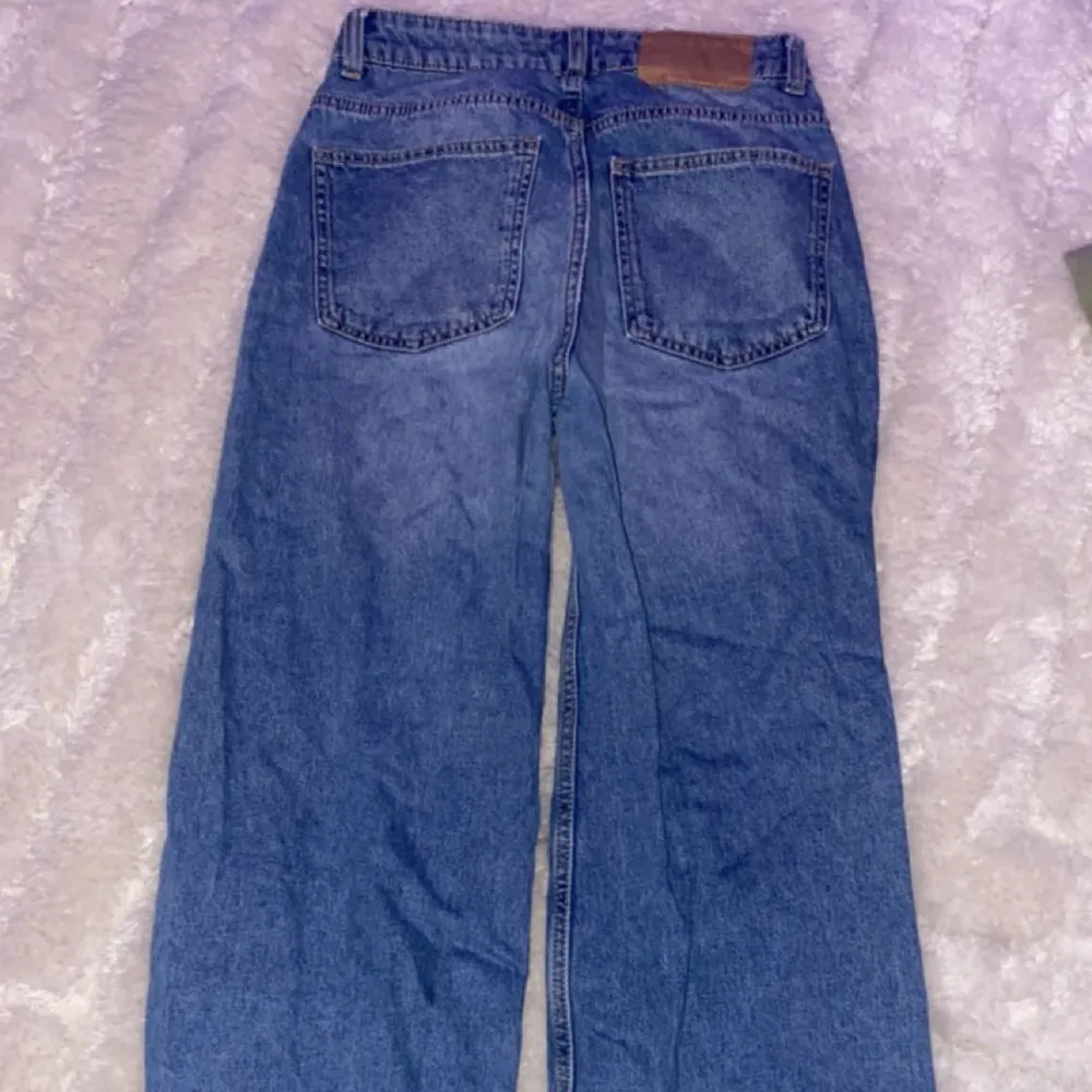 Säljer dessa långa baggy jeansen då de inte kommer till användning. Super bra passform i bra skick. Jeans & Byxor.