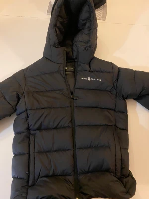 Jacka  - Jättefin sailracing jacka som är som ny. Jag har köpt en ny jacka och säljer denna nu. Köpte för 1700. 
