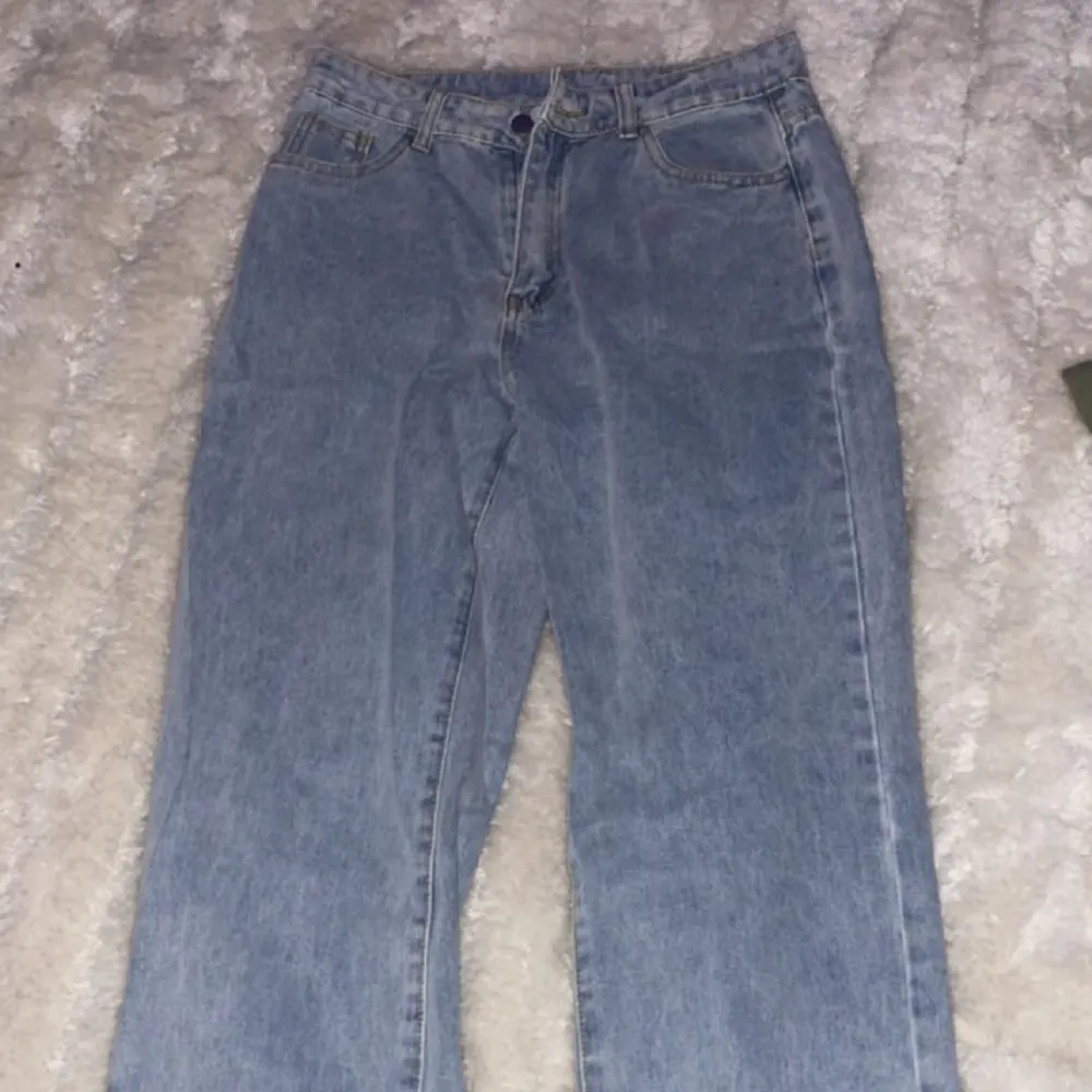 Säljer dessa baggy jeans då de inte kommer till användning. Tunn kvalite men stiliga till ett bra pris. Jeans & Byxor.