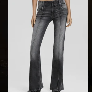 Berhska - Så snygga coola jeans💞 lågmidjade med bootcut 😽 500 när jag köpte mitt pris 350🥂 de är svart gråa