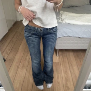 Lågmidjade jeans - Lågmidjade bootcut jeans, så snygga och köpta här på plick men de var tyvärr lite för små på mig (sista bilden). Midjemått 76cm och innerbenslängden är 79cm! 🩷🩷 hör av er vid frågor, det går bra att trycka på köp nu!