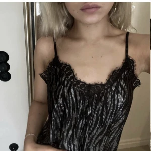 H&M- linne - Sjukt snyggt glittrigt zebralinne. Jättefint skick. Använt en gång.   Bilderna är lånade från hon jag köpte det av😃❤️