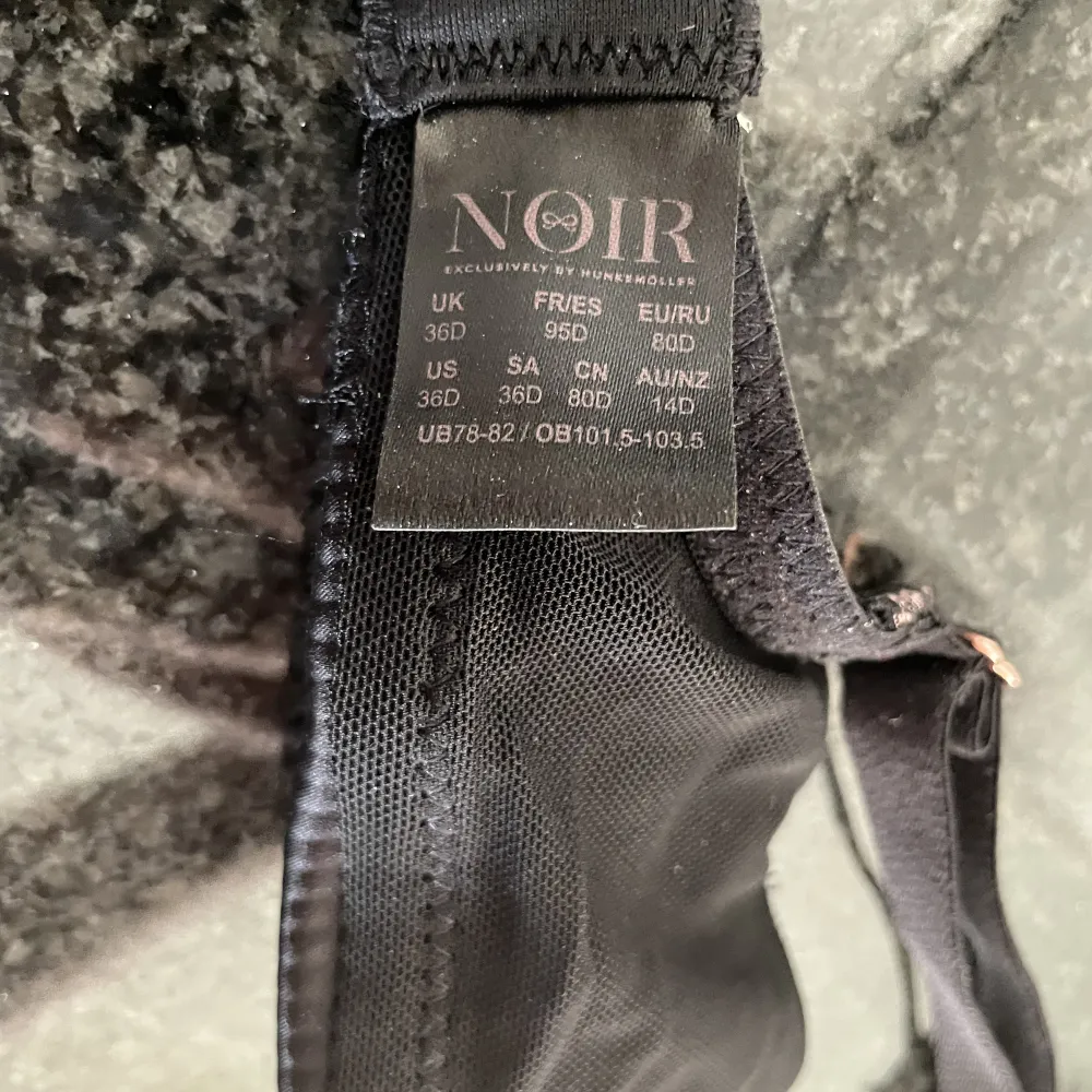 Säljer denna fina bh:n från Hunkemöllers Noir collection då jag inte gillar den så mycke🖤Det är några få noppror i spetsen men inget som inte går att ta bort💗Nypris va ca 500kr🖤. Övrigt.