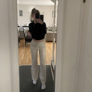 Linnebyxor  - Jätte fina linnebyxor från zara i storlek XS ändats använt fåtal gånger så i jätte fint skick  Jag är 172  cm lång och dom sitter bra i längden på mig 