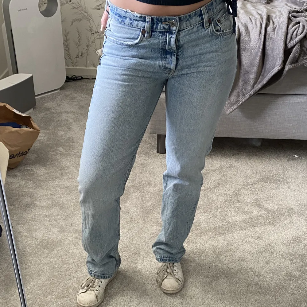 Säljer dessa midwaist jeansen från Zara med raka ben. Storlek 38 men lite tajta för mig som brukar ha 38/M. Fraktar vid köp ❤️. Jeans & Byxor.