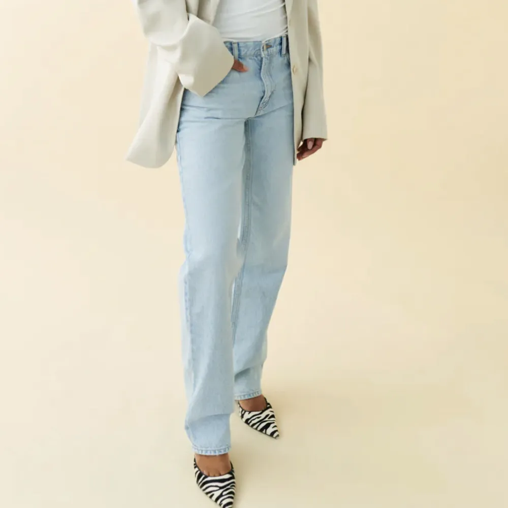 Säljer dessa lågmidjade ljusblåa jeansen från Gina tricot, klippt av sömen som man ser på bilden, ungefär 1 cm bort. Använda fåtal gånger, som nya💓💓. Jeans & Byxor.