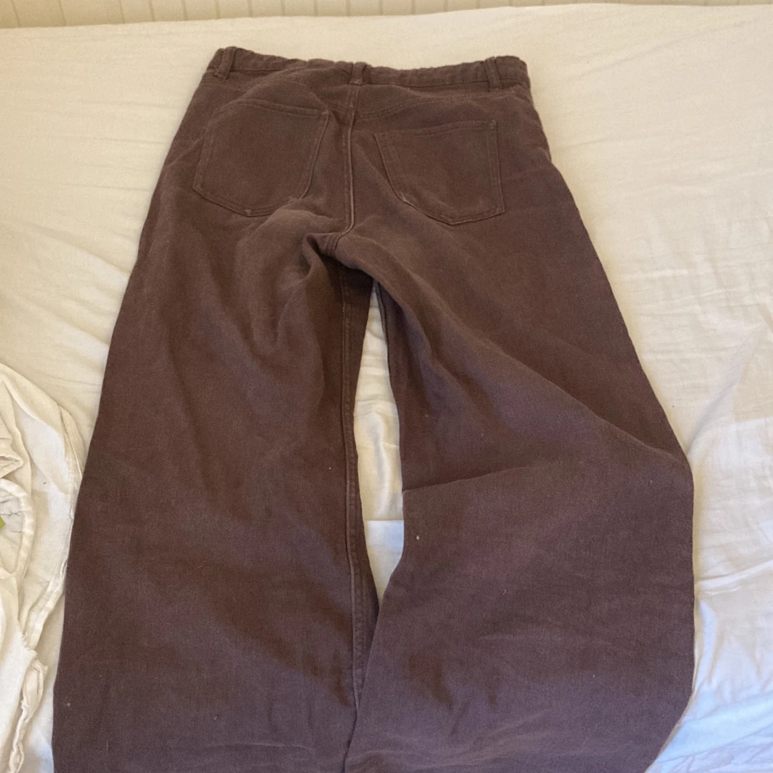 Bruna jeans med slitt