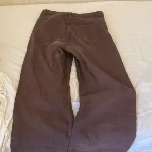 Bruna jeans med slitt, riktiga fickor, kostade 250 från början, väldigt bra skick! ❤️