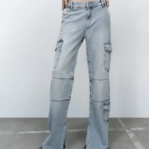 Cargojeans - Snygga Lågmidjade cargojeans med slits från zara som passar S-M, använda 1 gång! 