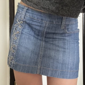 Unik jeanskjol  - Supersnygg och unik jeanskjol från märket Gold Sk som stängs med en dragkedja i sidan. Storlek står ej men skulle gissa på S, skriv privat för mått.💘