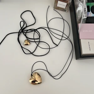 Hjärt- halsband 🤎 - Trendiga hjärthalsband, oanvända 💛150 / styck 