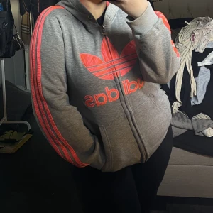 Adidas kofta  - Använd i bra skick inga defekter finns nog ej att köpa mer. 