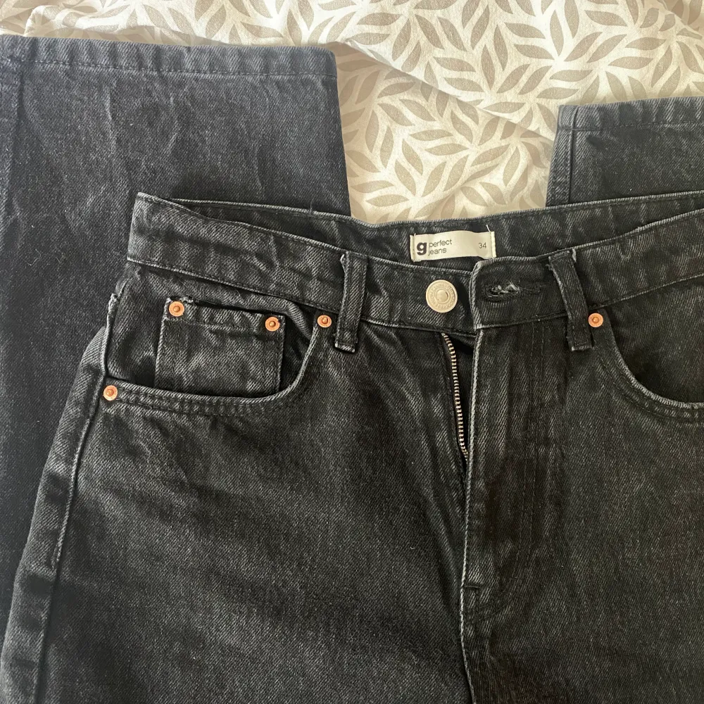 Svarta Gina jeans med slits💕fint skick! skriv dm vid fler bilder eller info 🫶🏼. Jeans & Byxor.