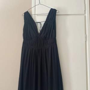 En långklänning med detaljer😍 säljer pågrund av för liten storlek M, 260kr 