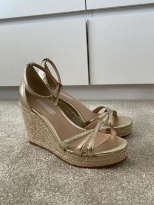 Kilklackar - Sjukt snygga kilklackar som knappt är använda då de är lite för höga i klacken för mig. Storlek 37.