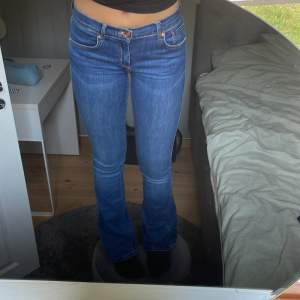 Säljer ett par low waist jeans. Köpta secondhand men tror dom är från bikbok:) Använt skick men fortfarande jättesnygga! Köparen står för frakten! 100kr+frakt 