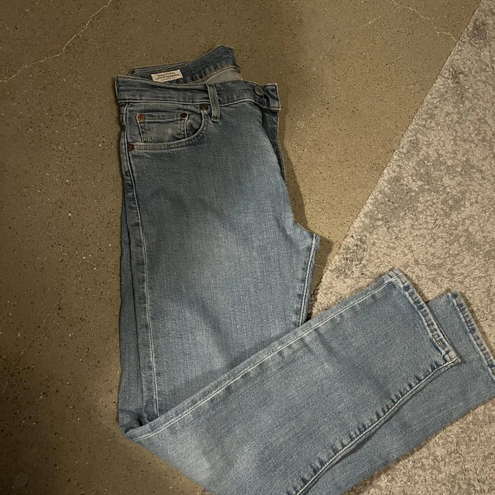 W:29 L:30. Fint skick, frakt ingår inte. Jeans & Byxor.