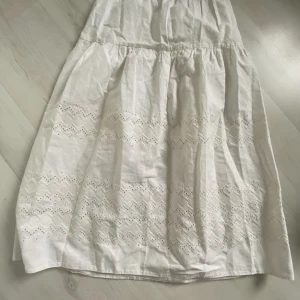 Långkjol - En jättesöt vit långkjol. Säljer för 120kr plus frakt. Inte genomskinlig❤️