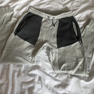 Hoodrich byxor - Säljer pga inte min stil längre. Köpta från jd sports för 1400 (sälj inte längre) de är i nyskick och använda typ 3 gånger. Passar både män och kvinnor. Är i storlek m och säljer för 600. Säljer även hoodien som är till.