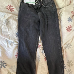 Helt nya!!! - Helt nya jeans från Gina med prislappen kvar. Raka petite med slits där nere