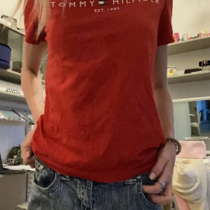 Tshirt - Trendig t-shirt från Tommy hilfiger! Älskar färgen på den och passformen och den känns så lyxig på