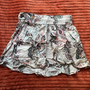 Kjolar - Två kjolar från oddmolly, strl 1. Funkar perfekt att ha som lågmidjat