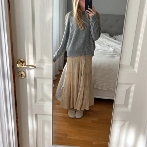 Klänning - Säljer denna klänningen som även går att knäppa upp och bära som kjol (med en tröja över