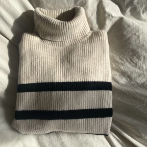 stickad tröja zara s - skriv t mig om du har frågor elr fler bilder🩵 använd 1 gång