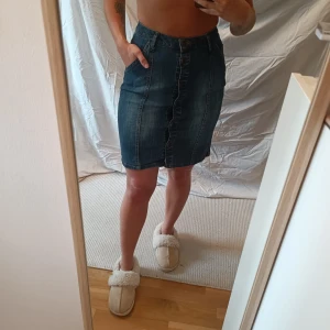 Kjol - Knappar hela vägen. Jag har vanligtvis M så därför knapparna är lite uttöjda på första bilden