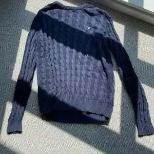 Skick:9/10(använd max 3 gånger), Ny pris 1400 kr(jag säljer den pga att jag aldrig använder den för den är för liten), denna marinblå tröja passar till det mesta  Svarar på meddelanden