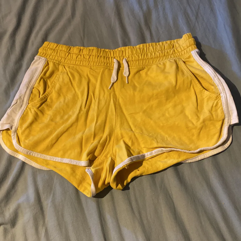 Gula korta shorts. Säljs då jag aldrig använder dom. 30kr+frakt. Shorts.
