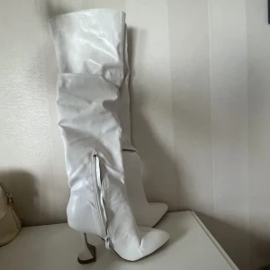 boots - Vita höga boots, med bekväm klack!