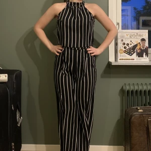 Jumpsuit  - Flowy jumpsuit  Randig samt använd en gång  Tjejen på bilden är 160 cm, 32-34 i byxor 