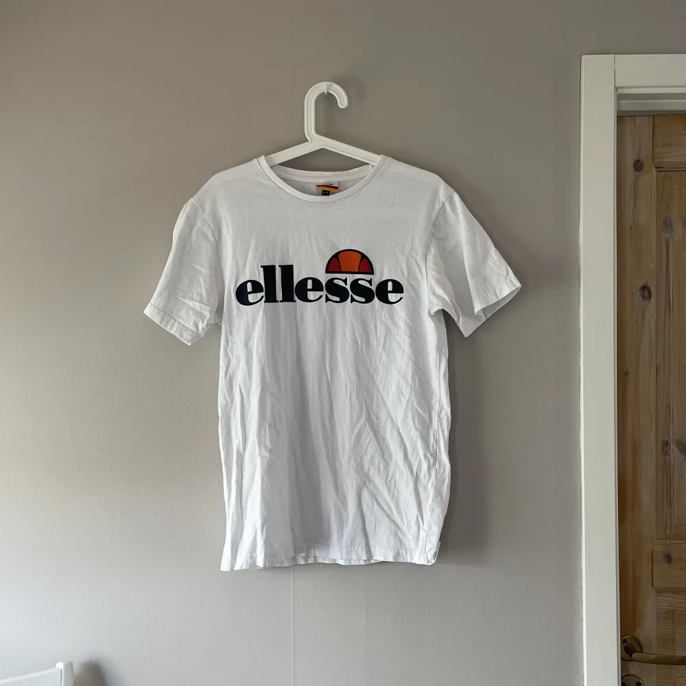 Säljer den här balla T-shirten från Ellesse 🌺🚌🌊 ganska lång, så sitter perfekt lite oversize för mig som bär M i vanliga fall. Kan mötas upp i Söderköping eller Norrköping eller frakta 🌈. T-shirts.